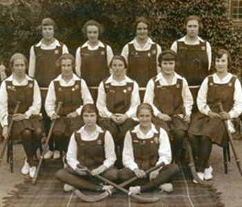 1925 ST ANNE’S HOCKEY TEAM POSE FOR A PHOTO